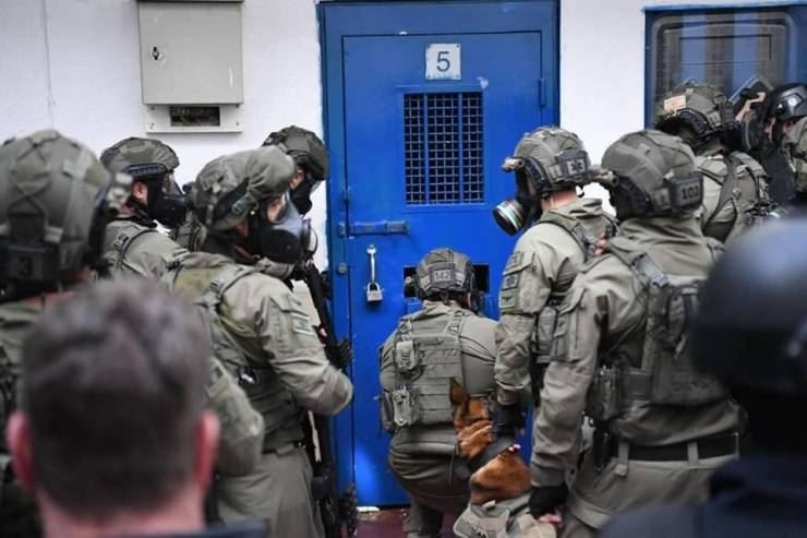  قوات القمع تقتحم قسم (3) في سجن 'ريمون'