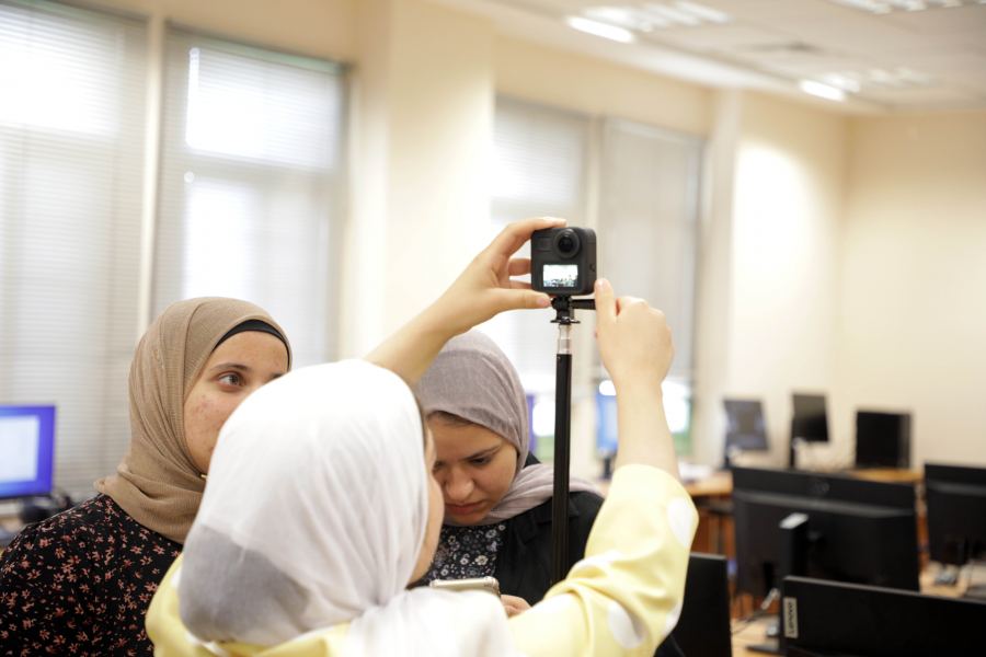 الجامعة العربية الامريكية تعقد ورشة عمل لموظفيها وطلبتها حول تقنية تصوير وإنتاج أفلام 360 لاستخدامها في الواقع الافتراضي