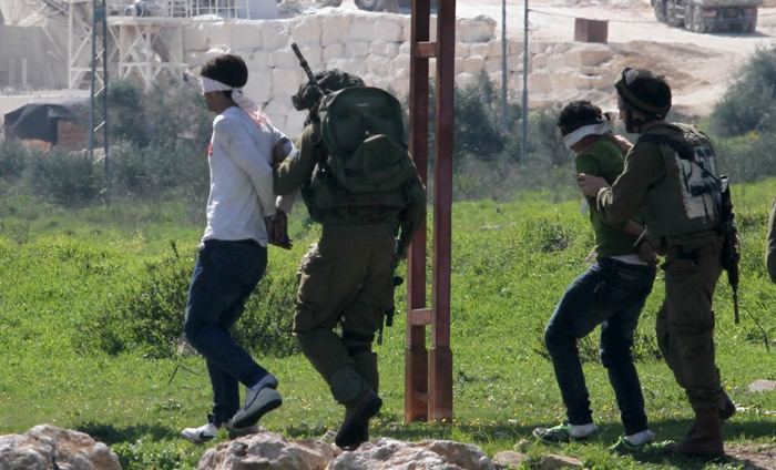 اعتقال أربعة شبان بعد اعتداء جيش الاحتلال والمستوطنين عليهم في الخليل